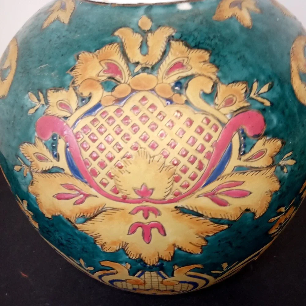 Medium  Round Porcelain vase Green In Color Floral‎ Pattern